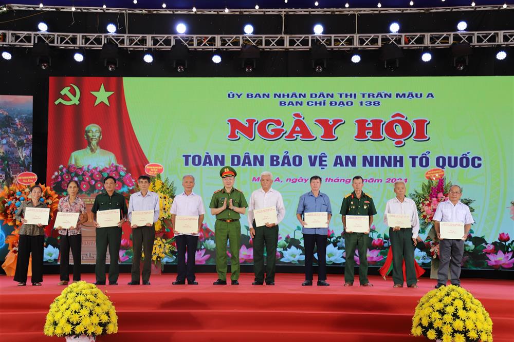 Thứ trưởng Nguyễn Ngọc Lâm trao các phần quà tặng các gia đình chính sách trên địa bàn huyện Văn Yên.