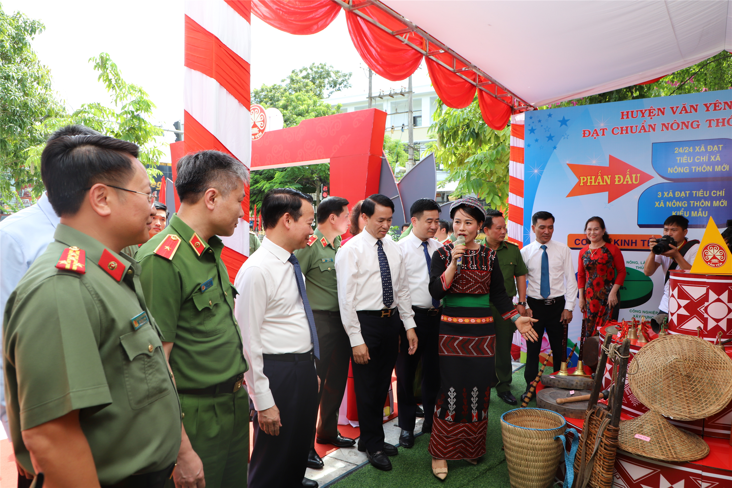 Thứ trưởng Nguyễn Ngọc Lâm cùng Đoàn đại biểu tham quan các gian hàng OCOP tại Ngày hội.
