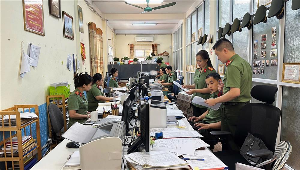 Lực lượng Hồ sơ nghiệp vụ Công an tỉnh chuyển hoạt động lưu trữ theo phương thức truyền thống sang lưu trữ điện tử song hành.