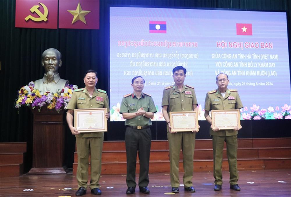 thừa uỷ quyền, Đại tá Nguyễn Xuân Thao, Giám đốc Công an tỉnh Hà Tĩnh đã trao Bằng khen của Bộ trưởng Bộ Công an Việt Nam và Chủ tịch Ủy ban nhân dân tỉnh Hà Tĩnh tặng các tập thể, cá nhân thuộc Công an hai tỉnh Bô Ly Khăm Xay và Khăm Muồn.