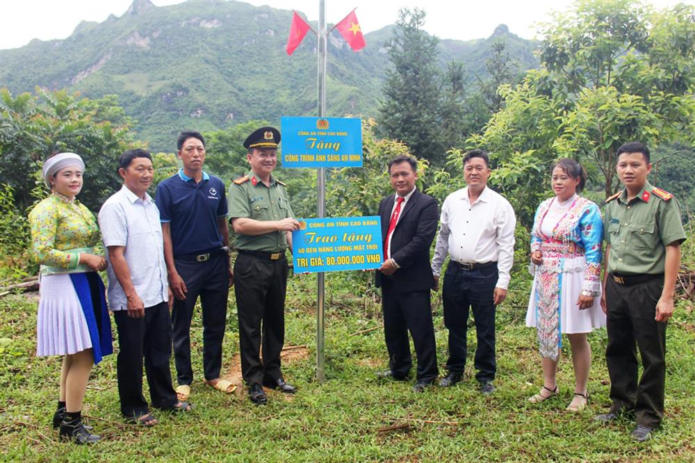 Công an tỉnh Cao Bằng trao công trình “Ánh sáng An ninh” tặng điểm nhóm Tin lành trên địa bàn huyện Bảo Lâm. 