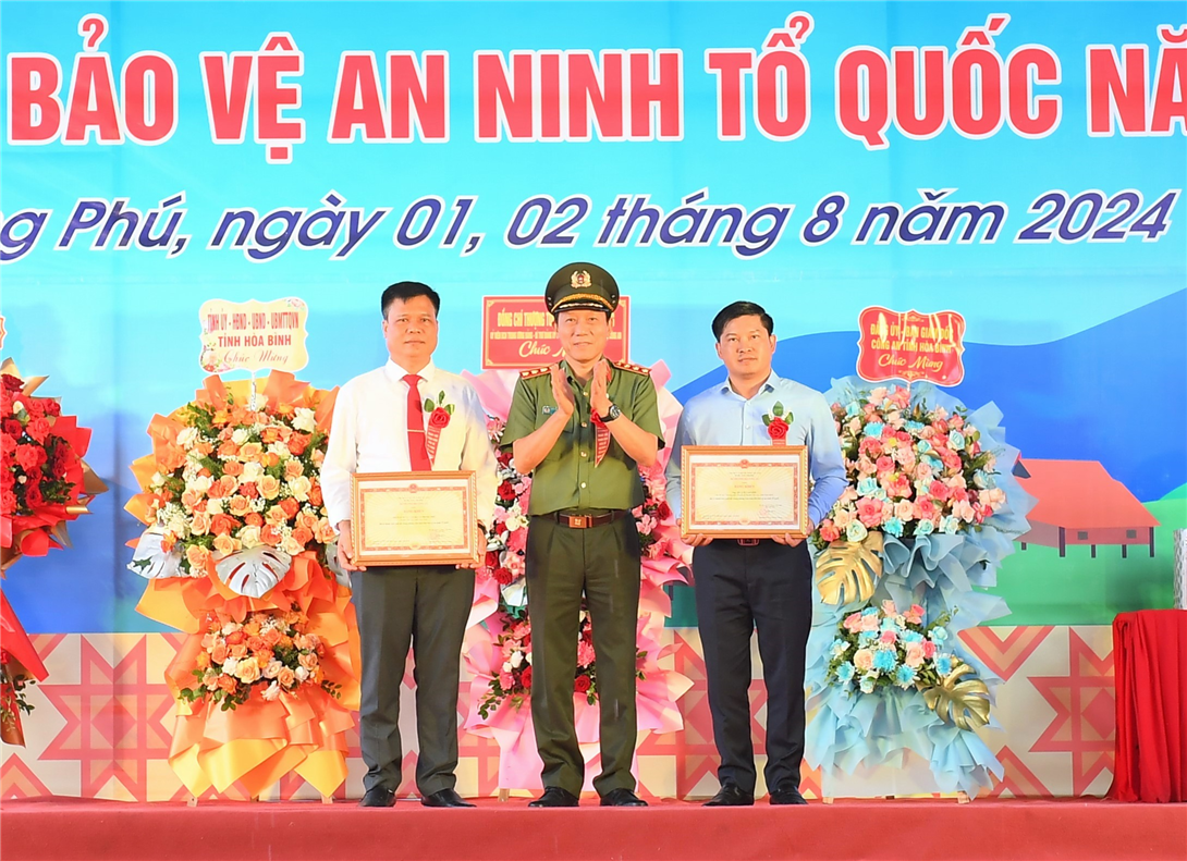 Bộ trưởng Lương Tam Quang đã trao Kỷ niệm chương “Bảo vệ ANTQ” tặng 07 cá nhân; trao Bằng khen của Bộ Công an tặng 01 tập thể và 01 cá nhân