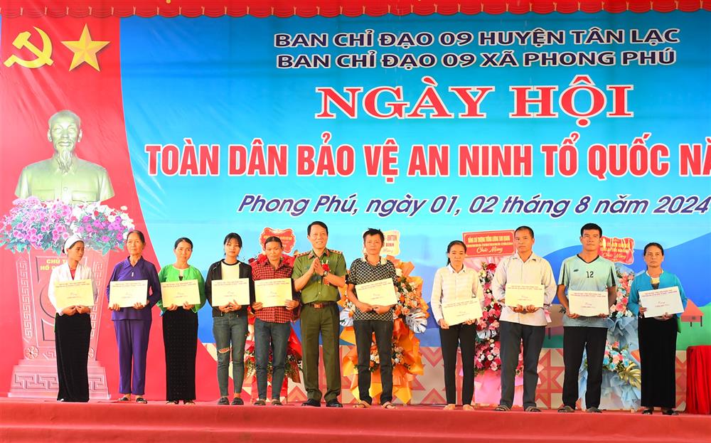 Bộ trưởng Lương Tam Quang trao 10 suất quà tặng các gia đình có hoàn cảnh đặc biệt khó khăn.