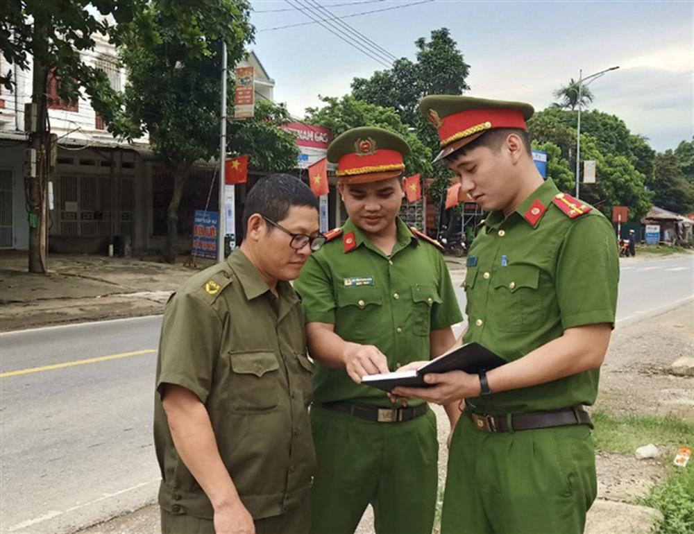 Công an xã Phong Phú thường xuyên xuống địa bàn nắm tình hình ANTT.