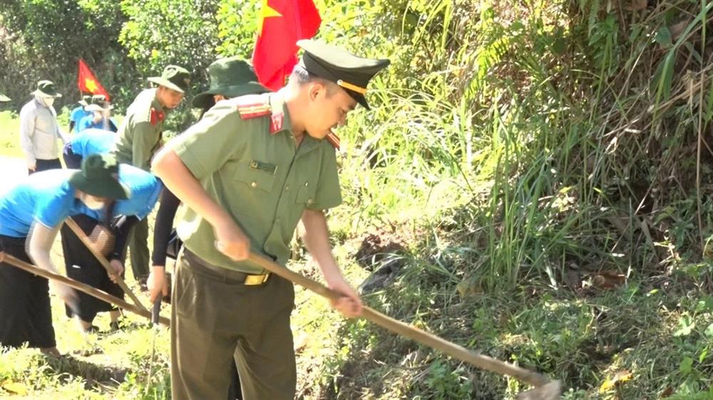 Đoàn viên thanh niên Công an tỉnh tham gia nạo vét kênh mương; phát quang sửa chữa các tuyến đường đất trên địa bàn xã An Nghĩa, huyện An Lão.