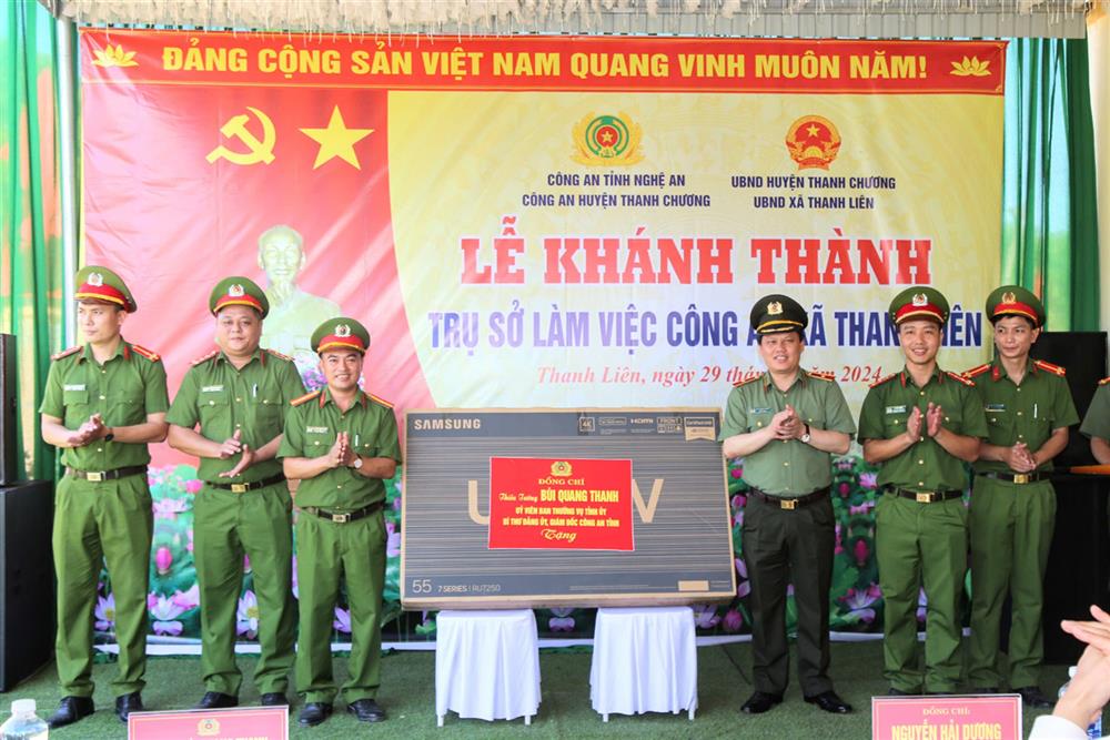 Thiếu tướng Bùi Quang Thanh, Ủy viên Ban Thường vụ Tỉnh ủy, Bí thư Đảng ủy, Giám đốc Công an tỉnh tặng quà Công an xã Thanh Liên.