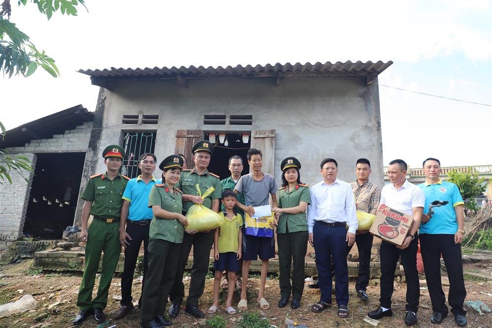 Công an tỉnh Bắc Giang trao quà tặng hộ gia đình có hoàn cảnh khó khăn ở xã Sa Lý.