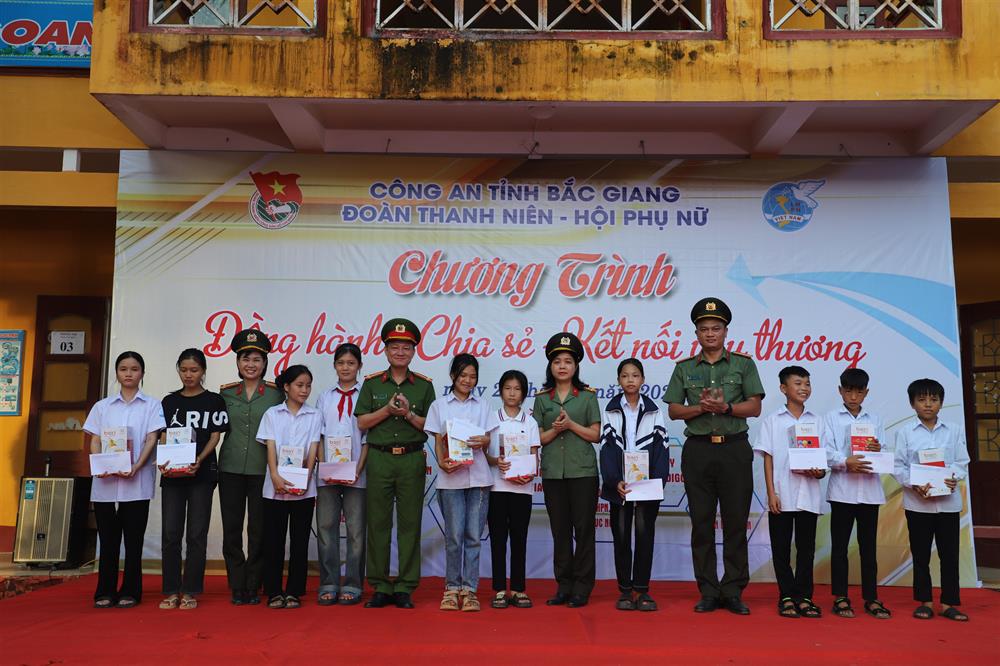 Đoàn Thanh niên, Hội Phụ nữ Công an tỉnh trao quà tặng các em học sinh nghèo vượt khó tại trường THCS xã Sa Lý.