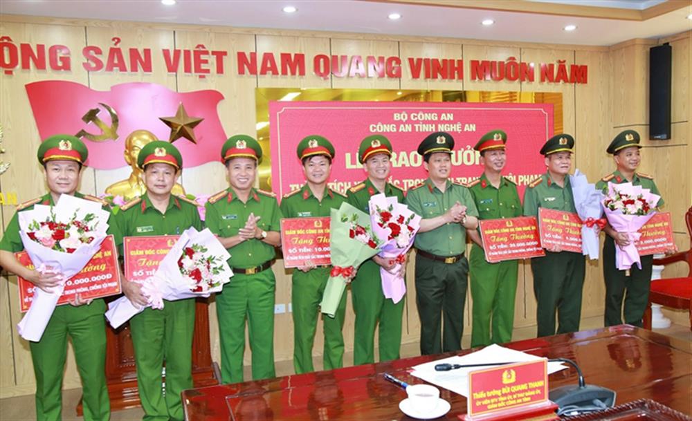 Thiếu tướng Bùi Quang Thanh, Giám đốc Công an tỉnh trao thưởng các đơn vị đạt thành tích xuất sắc trong đấu tranh với tội phạm.