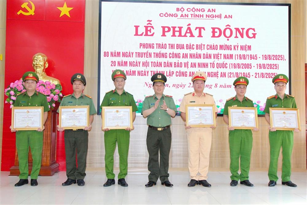 Thừa ủy quyền, Thiếu tướng Bùi Quang Thanh trao Bằng khen của Chủ tịch Ủy ban nhân dân tỉnh tặng các tập thể, cá nhân có thành tích xuất sắc đột xuất trong thực hiện nhiệm vụ tuần tra vũ trang, phòng, chống tội phạm và vi phạm pháp luật về an ninh, trật tự trên địa bàn.