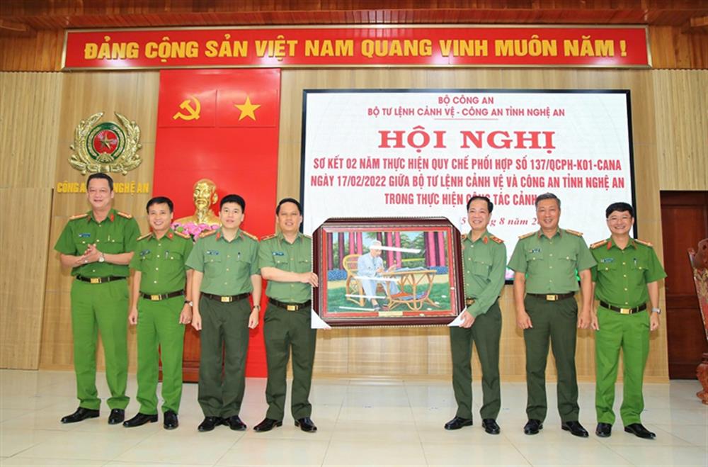 Bộ Tư lệnh Cảnh vệ tặng quà lưu niệm Công an tỉnh Nghệ An.