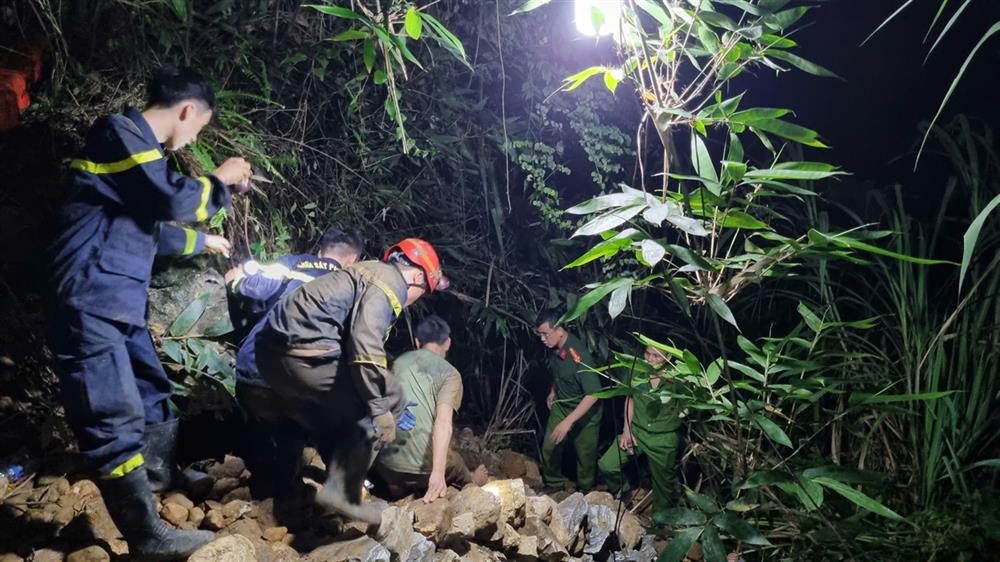 Lực lượng Cảnh sát phòng cháy chữa cháy và cứu nạn cứu hộ tìm kiếm nạn nhân vụ sập hầm tại Ngân Sơn