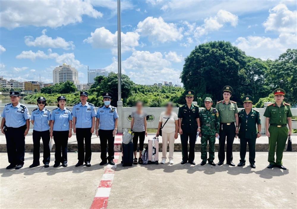  Cục Công an thành phố Đông Hưng (Trung Quốc) bàn giao chị K (áo sọc đen trắng) về Việt Nam.