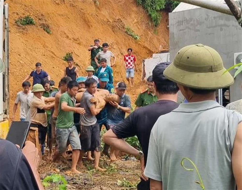 Lực lượng Công an cùng các lực lượng chức năng nhanh chóng giải cứu ông Lương Văn Ba bị mắc kẹt do sạt lở đất