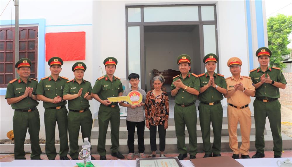 Đại tá Thân Văn Duy và chính quyền địa phương, các nhà hảo tâm trao biểu trưng chìa khóa tặng gia đình.