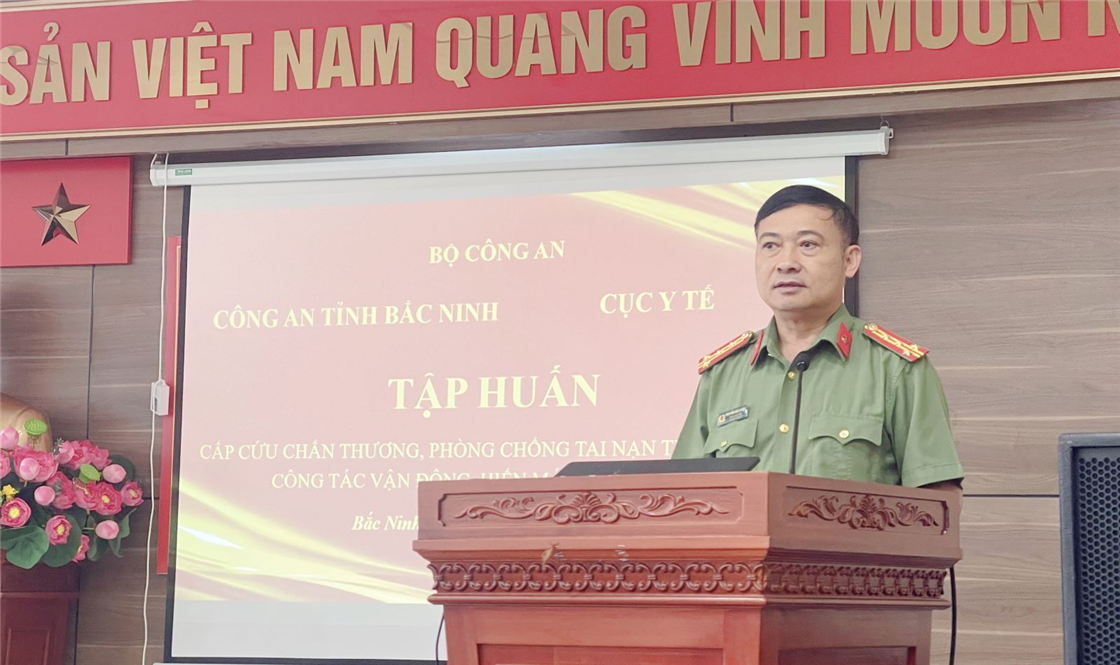Đại tá Nguyễn Hữu Hưng phát biểu tại Lớp tập huấn.