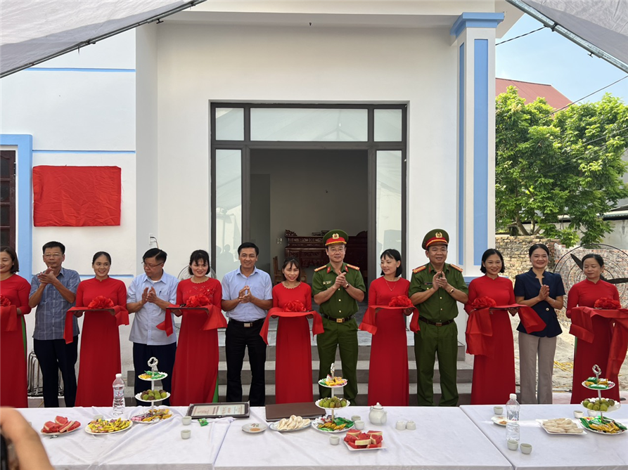 Các đại biểu băng khánh thành.