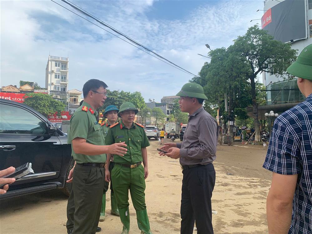 Đồng chí Giám đốc Công an tỉnh và đồng chí Chủ tịch Ủy ban nhân dân thành phố Tuyên Quang thị sát tại hiện trường, chỉ đạo các lực lượng khắc phục hậu quả bão lũ.