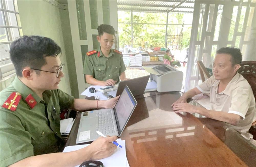 Cơ quan Công an làm việc với đối tượng Trương Hoàng Ân, chủ mưu cầm đầu đường dây tàng trữ, lưu hành tiền giả.