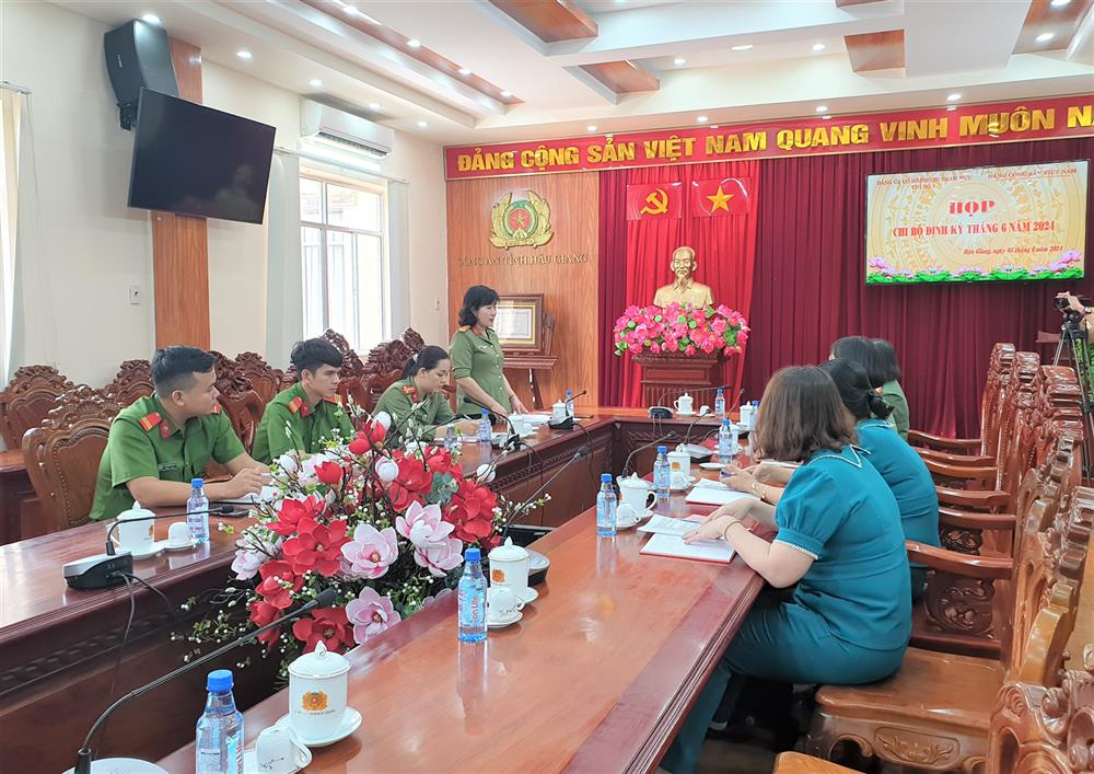 Một buổi sinh hoạt thường kỳ của chi bộ 1 Phòng Tham mưu, khi thực hiện thí điểm mô hình “Chi bộ bốn tốt”