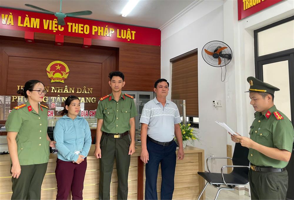 Cơ quan Công an thi hành lệnh đối với Nguyễn Thị Truyền (mặc áo xanh).