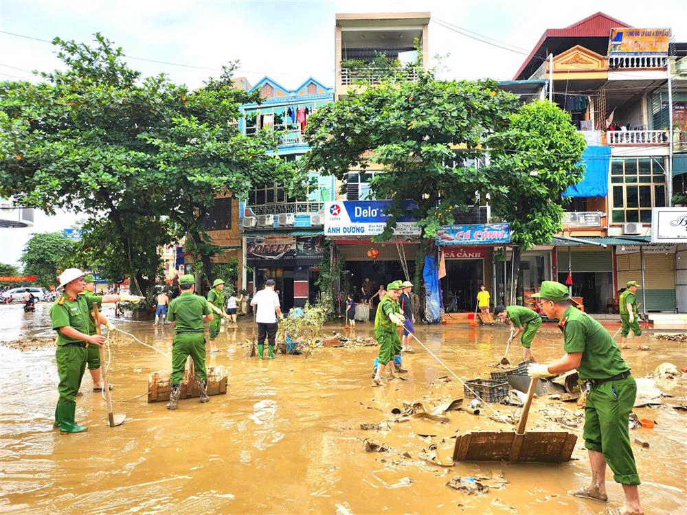 Công an Tuyên Quang khẩn trương vệ sinh môi trường sau lũ giúp người dân sớm ổn định cuộc sống.