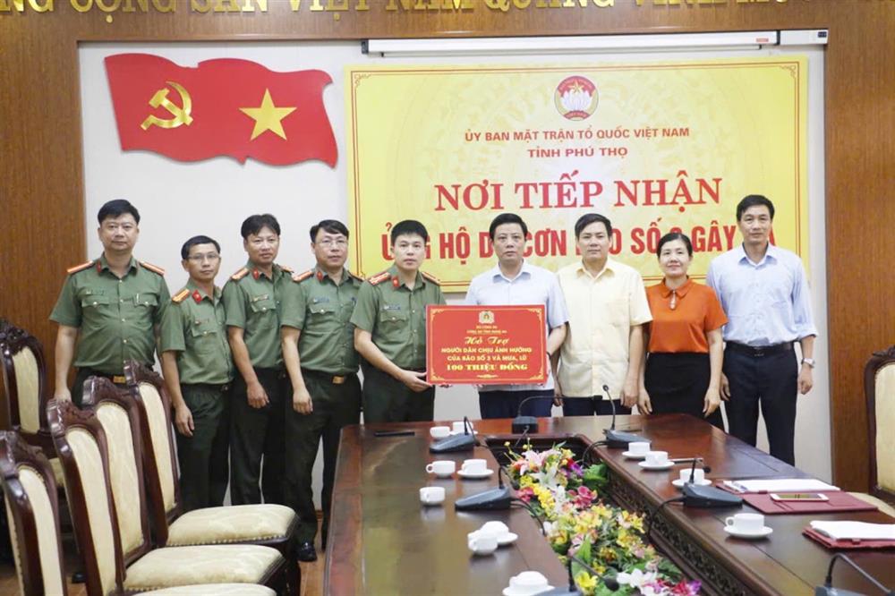 Công an tỉnh Nghệ An hỗ trợ người dân tỉnh Phú Thọ chịu ảnh hưởng cơn bão số 3.