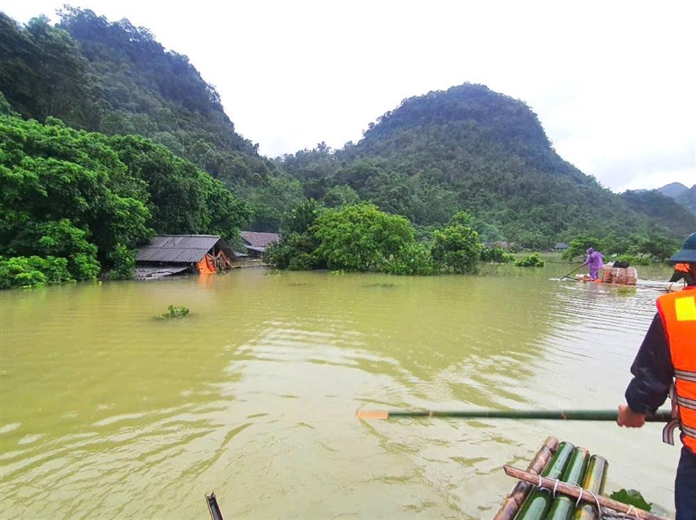 Công an xã Tân Văn triển khai công tác cứu hộ tại xóm Lân Khinh, thôn Nà Vước.