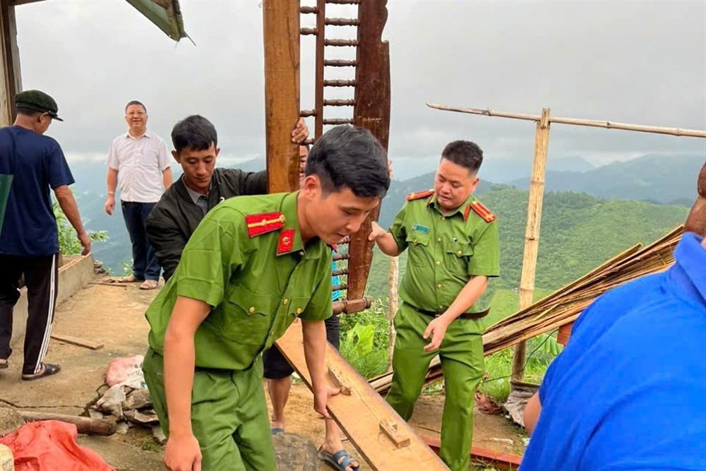 Công an huyện Mường Lát phối hợp với các lực lượng chức năng khẩn trương giúp dân khắc phục hậu quả, di dời các hộ dân ở khu vực xung yếu, nguy hiểm đến nơi an toàn.