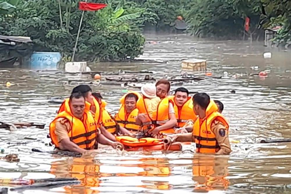 cán bộ chiến sĩ Công an Tuyên Quang cùng Nhân dân vượt bão lũ trong cơn bão số 3 lịch sử.