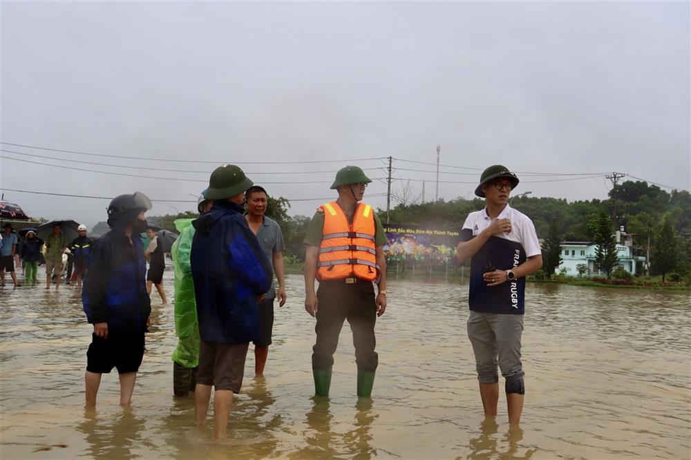 Đại tá Phạm Kim Đĩnh, Giám đốc Công an tỉnh đã trực tiếp kiểm tra công tác khắc phục hậu quả do cơn bão số 3 