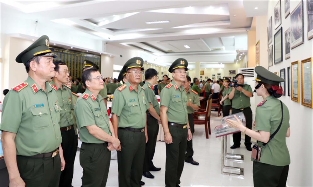 Thứ trưởng Phạm Thế Tùng và các đại biểu thăm quan tại Nhà trưng bày Chiến thắng kế hoạch CM12.