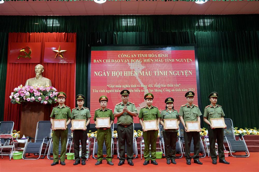 Đại tá Nguyễn Thành, Phó Giám đốc Công an tỉnh tặng Giấy khen tặng 10 cá nhân có thành tích xuất sắc trong phong trào hiến máu tình nguyện năm 2024.