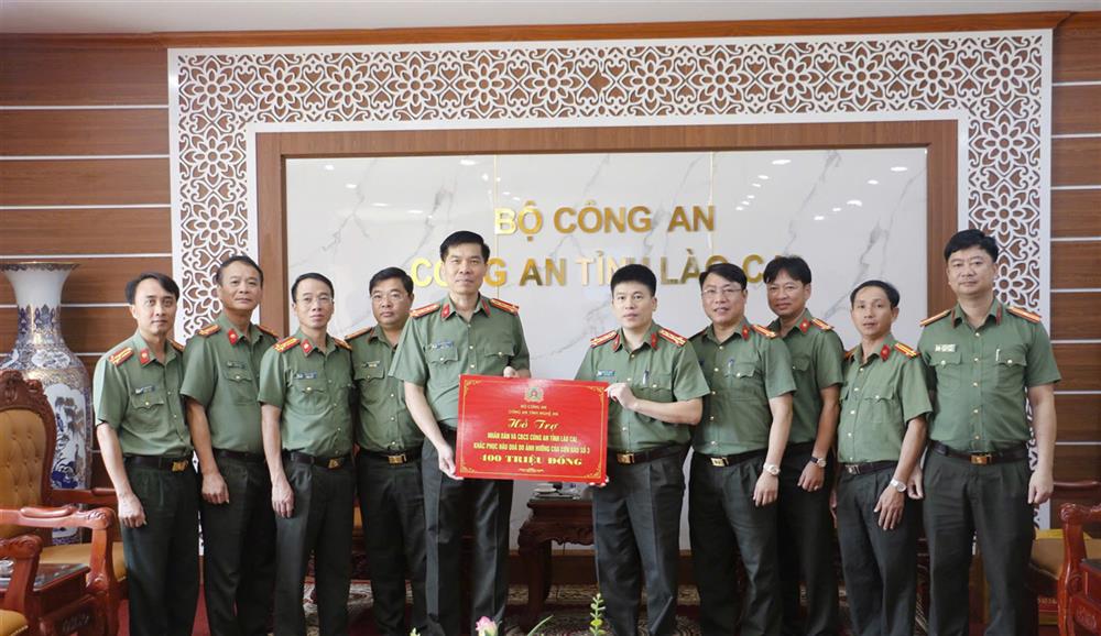 Công an tỉnh Nghệ An hỗ trợ Công an tỉnh Tuyên Quang giúp đỡ Nhân dân khắc phục hậu quả cơn bão số 3.