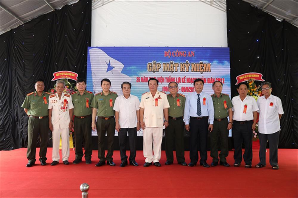 Trung tướng Lương Tam Quang, Uỷ viên Trung ương Đảng, Thứ trưởng Bộ Công an (nay là Thượng tướng, Uỷ viên Bộ Chính trị, Bộ trưởng Bộ Công an) với các đại biểu tại buổi Gặp mặt kỷ niệm 35 năm thực hiện thắng lợi Kế hoạch phản gián CM12 (ngày 5/9/2019).