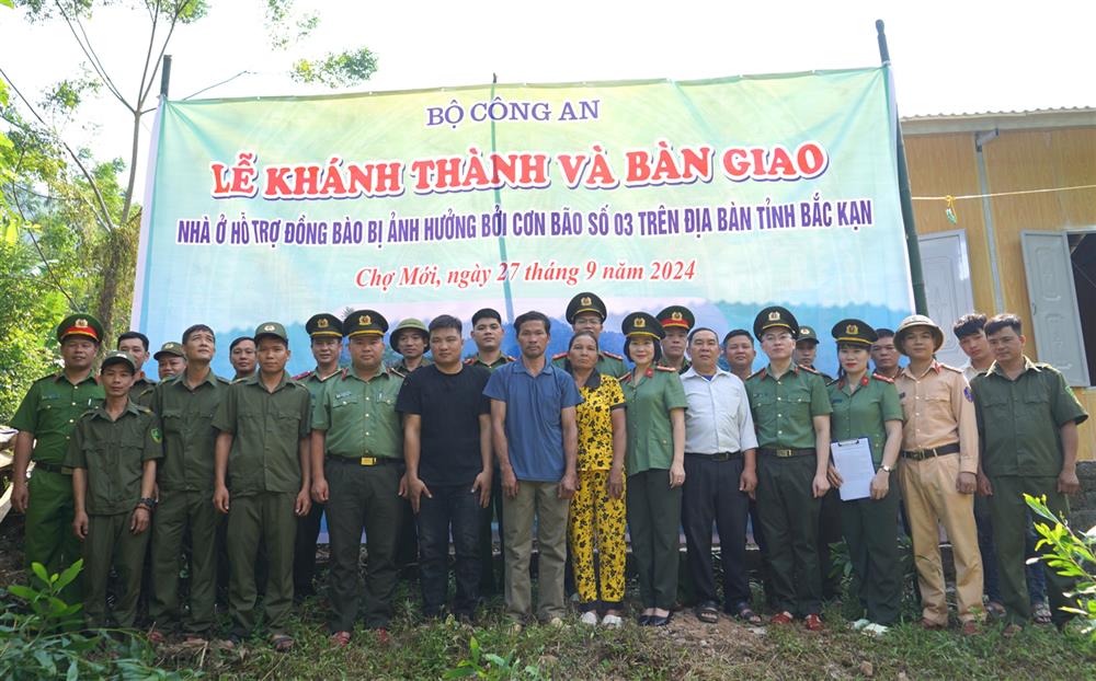 Các đại biểu cùng gia đình ông Đặng Ý Nhàn tại Lễ bàn giao.