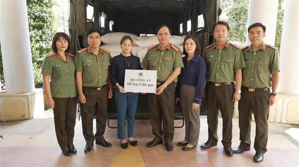 Thừa ủy quyền, Đại tá Lương Văn Thiểm trao 04 tấn gạo tới Ủy ban Mặt trận Tổ quốc huyện Nguyên Bình nhằm hỗ trợ người dân bị ảnh hưởng bởi cơn bão số 3 trên địa bàn huyện.