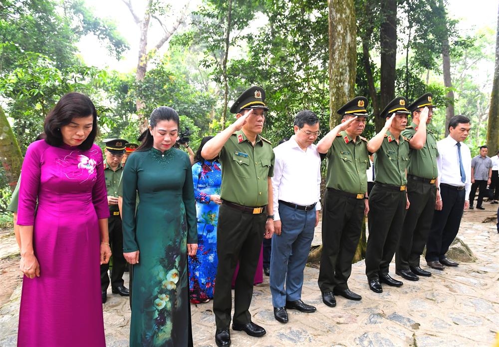 Bộ trưởng Lương Tam Quang dâng hương, tưởng niệm Chủ tịch Hồ Chí Minh tại Lán Nà Nưa.