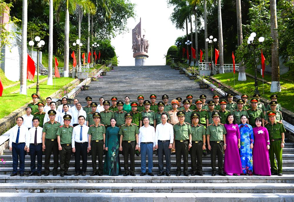 Bộ trưởng Lương Tam Quang cùng các đại biểu tại Khu di tích lịch sử CAND.