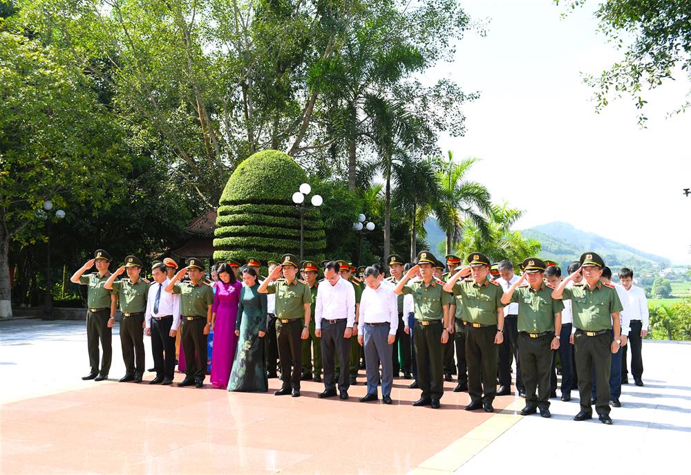 Bộ trưởng Lương Tam Quang cùng các đại biểu dâng hoa, dâng hương tưởng niệm Chủ tịch Hồ Chí Minh, tưởng nhớ các Anh hùng liệt sỹ CAND tại Khu di tích lịch sử CAND.