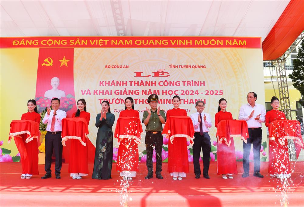 Bộ trưởng Lương Tam Quang cùng các đại biểu cắt băng khánh thành công trình.