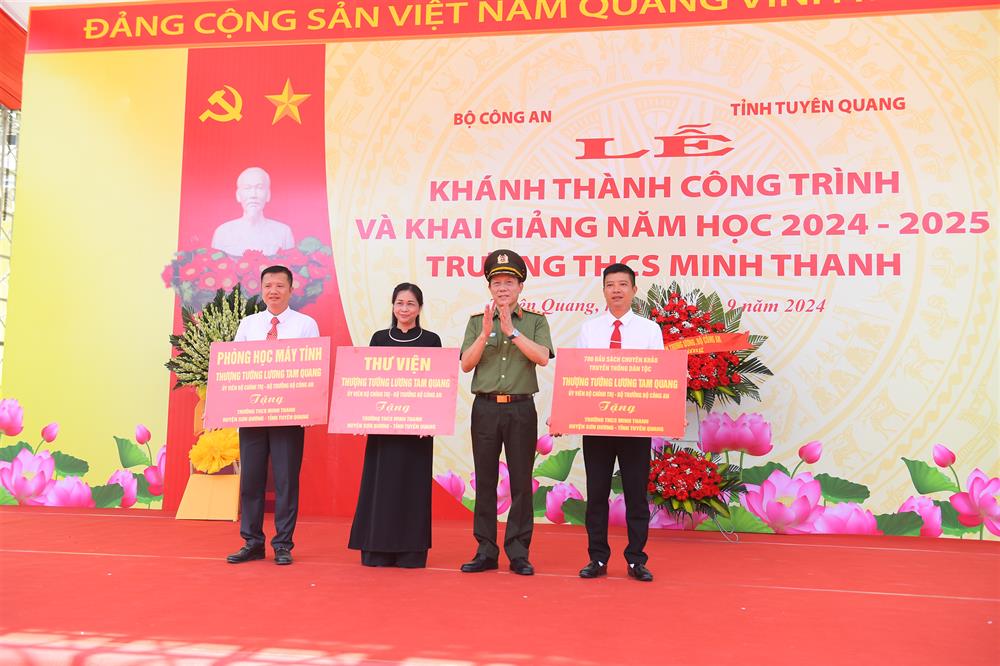 Bộ trưởng Lương Tam Quang trao hoa và quà tặng Trường THCS Minh Thanh.