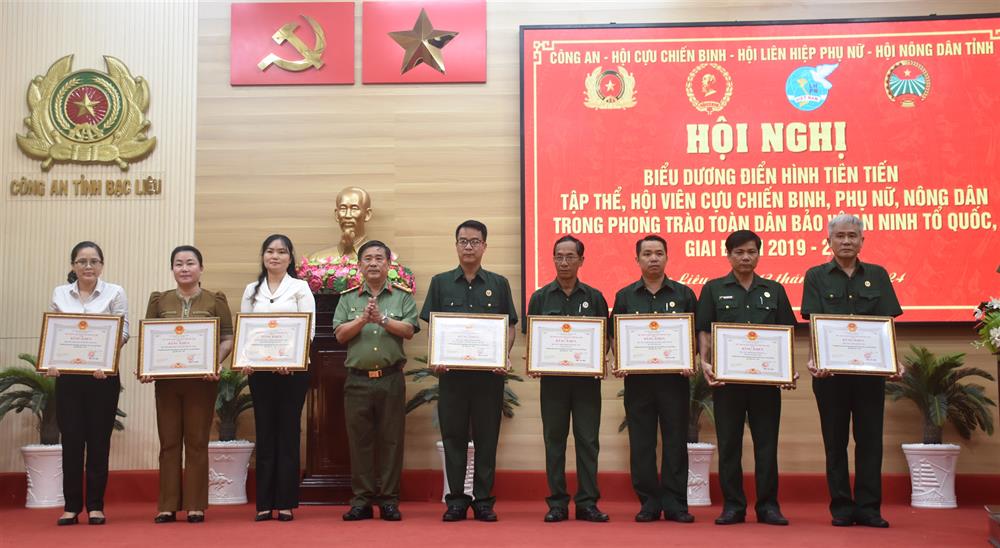 Đại tá Lê Thanh Hùng, Phó Giám đốc Công an tỉnh trao Bằng khen của UBND tỉnh cho các tập thể có thành tích trong thực hiện phong trào toàn dân bảo vệ ANTQ, giai đoạn 2019 - 2024