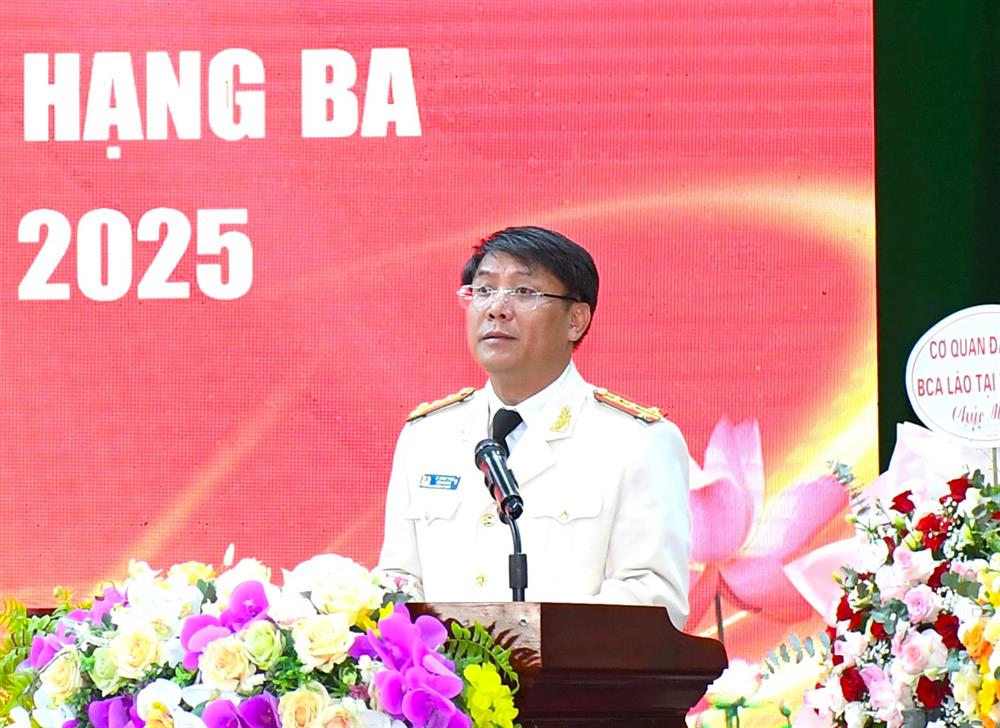 Đại tá, TS Lê Minh Thảo, Hiệu trưởng Trường Đại học Kỹ thuật - Hậu cần CAND phát biểu đáp từ.