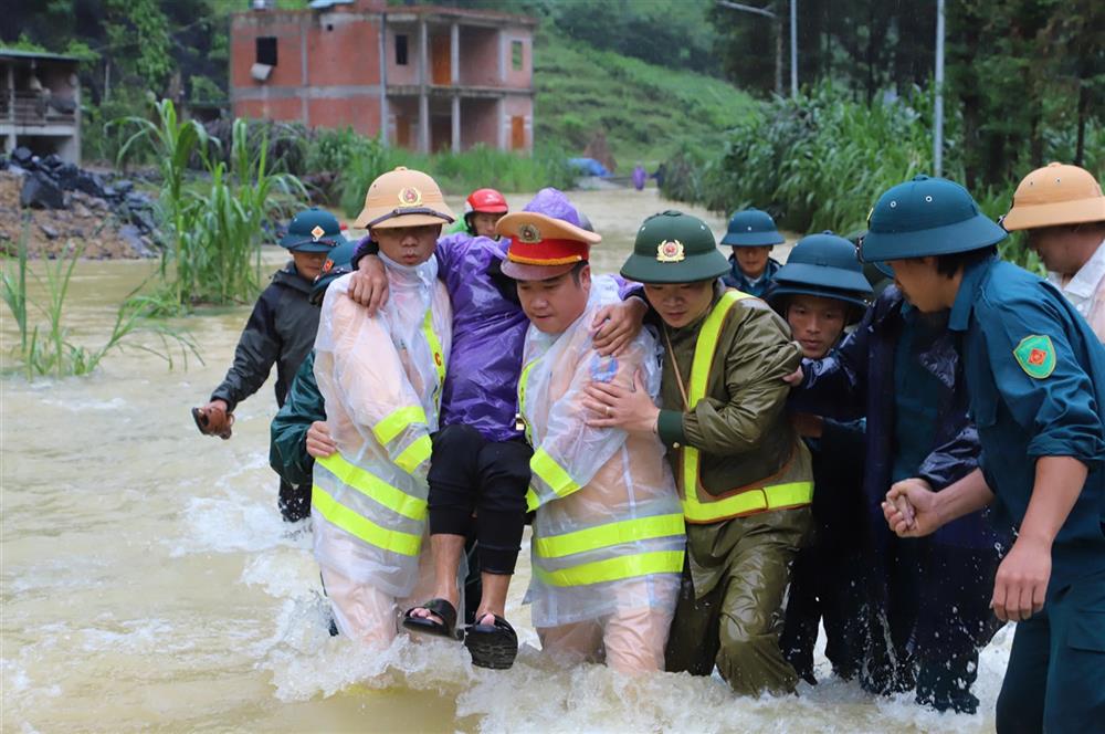 lực lượng Công an cùng các lực lượng chức năng huyện Mèo Vạc đã kịp thời hỗ trợ 01 bệnh nhân.