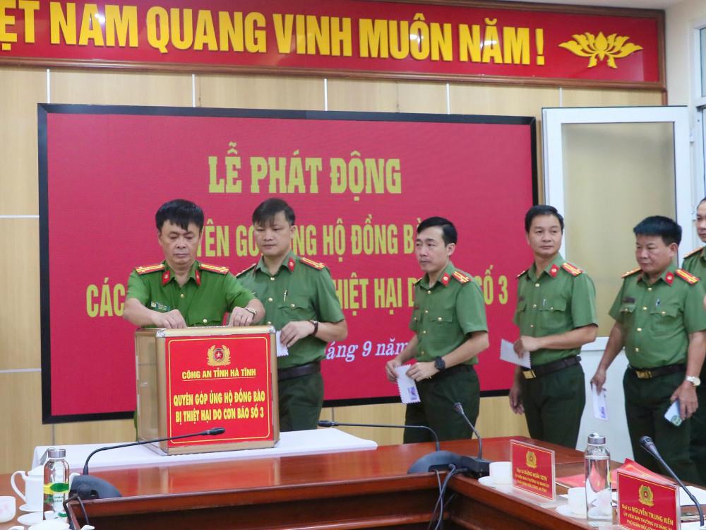 Công an tỉnh Hà Tĩnh quyên góp ủng hộ đồng bào bị thiệt hại do cơn bão số 3.