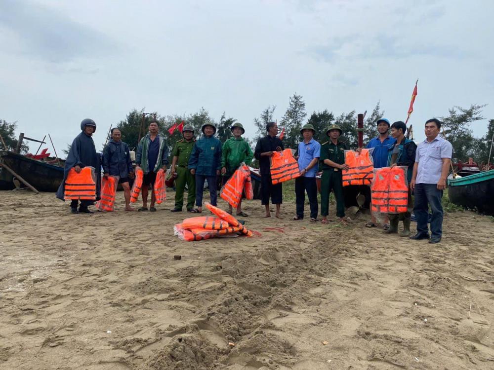 Công an huyện Nghi Xuân tặng phao cứu sinh giúp dân ứng phó với mưa bão.