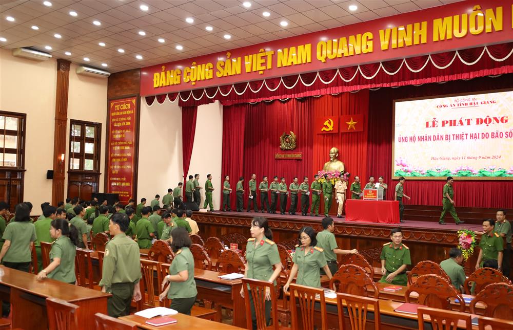 Ban Giám đốc, Ban lãnh đạo và toàn thể CBCS, lao động hợp đồng, công dân phục vụ có thời hạn trong Công an tỉnh đã tích cực ủng hộ. 