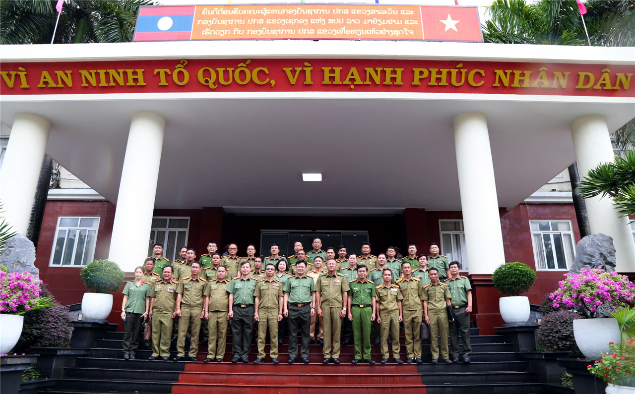 Các đồng chí lãnh đạo, đại biểu Công an 3 tỉnh dự hội đàm.