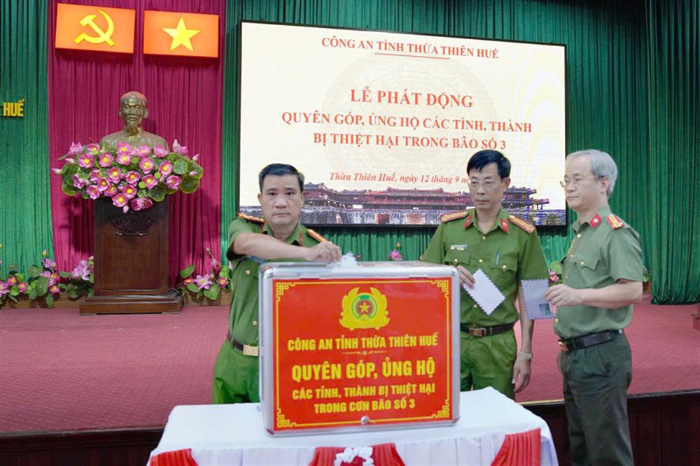 Đại tá Hồ Xuân Phương, Phó Giám đốc Công an tỉnh; đại diện lãnh đạo chỉ huy Công an các đơn vị, địa phương tham gia quyên góp ủng hộ tại Lễ phát động.